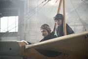 Melli Beese (Lilith Häßle) und Charles Boutard (Tanguy Sanglier) sitzen im Cockpit der „Taube“.