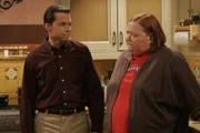 Berta (Conchata Ferrell, r.) ist entsetzt, als sie von Alan (Jon Cryer, l.) den Grund erfährt, warum Jake von der Schule suspendiert wurde ...
