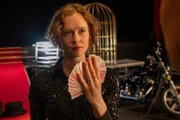 Als der berühmte Stuttgarter Magier Magic Miles bei den Proben zu seiner großen Comeback-Show getötet aufgefunden wird, gerät unter anderem seine Assistentin Alina Völler (Marie Nadja Haller) in den Fokus der Ermittlungen.