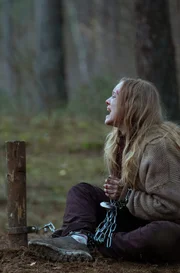 Die junge Smilla Vestergaard (Anne Kanis) wurde von einem Unbekannten in den dunklen Wald verschleppt und angepflockt.