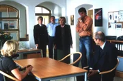 "Soko Kitzbühel", "Die Braut und der Tod (2)." Immer dramatischer entwickelt sich die Familienfehde zwischen der Großindustriellen-Familie Walter und dem alteingesessenen Adelsgeschlecht von Tratzberg. Während Karin und Andreas auf der Suche nach dem Mörder von Michelle Walter noch kaum Fortschritte erzielt haben, wurde Karin bei einem Schussattentat verletzt und Billy von Tratzberg entführt. Bei Gräfin Tratzberg tauchen Videos auf, die den jungen Mann in einem offenkundig unterirdischen Raum eingemauert zeigen. Für die SOKO beginnt ein Wettlauf mit der Zeit, denn wenn es der Polizei nicht bald gelingt, das Versteck zu finden, dann wird der entführte Billy in seinem Verließ elendiglich ersticken. Im Bild (v.li.): Kristina Sprenger (Karin Kofler), Philipp Moog (Fritz v. Tratzberg), Ferry Öllinger (Kroisleitner), Ruth-Maria Kubitschek (Gertrude v. Tratzberg), Hans Sigl (Andreas Blitz), Peter Kremer (Stefan Walter).