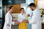 Chrissi Menz kommt mit schweren Verbrennungen am linken Arm zur Julia Berger und Dr. Moreau. V.l.n.r. Julia Berger (Mirka Pigulla), Chrissi Menz (Paula Grashoff), Dr. Matteo Moreau (Mike Adler).