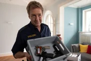 Polizeihauptmeister Mohr (Max Müller) findet im Keller des Opfers mehrere Waffen.