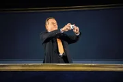 Während der Theaterprobe fotografiert Wöller (Fritz Wepper) Schwester Hanna.