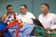 ARD/MDR IN ALLER FREUNDSCHAFT, "Im Eifer des Gefechts", am Dienstag (06.08.13) um 21:00 Uhr im ERSTEN. Nachdem Arzus Mutter überraschend in Leipzig vor der Tür ihrer Tochter stand, wird in die Sachsenklinik vom Notarzt (Markus Neumann, li.) ein Verletzter nach einem Autounfall eingeliefert. Dr. Roland Heilmann (Thomas Rühmann, re.) und Pfleger Hans-Peter Brenner (Michael Trischan, mi.) erkennen ihn sofort - Arzus Vater Klaus Ritter (Rolf Kanis, liegend).