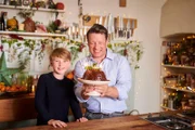 Jamie Oliver (r.)
