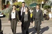 Claire Wolcott wird ermordet in einem Hotelzimmer gefunden. Sie scheint dort die Nacht mit ihrem Liebhaber Paul verbracht zu haben, der angeschossen wurde. Grace (Amanda Righetti, l.), Wayne (Owain Yeoman, 2.v.l.), Teresa (Robin Tunney, 2.v.r.) und Patrick (Simon Baker, r.) machen sich auf, den Mörder zu finden ...