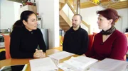 Rechtsanwältin Manuela Reibold-Rolinger (li.) verschafft sich einen Überblick über die abgeschlossenen Verträge von Bianka Petzold (re.) und Björn Sauer (Mitte)