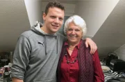 Samuel und Oma Inge in Samuels Küche.