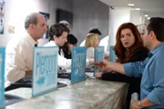 Ein erfolgreicher Fruchtbarkeitsmediziner wird vermisst. Die Ermittlungen in dem Fall führen Laura (Debra Messing, 2.v.r.) zu Pferdewetten an die Rennbahn ...