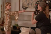 Lou Simms (Kiernan Shipka, l.)