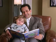 Monk (Tony Shalhoub, r.) hat den kleinen Tommy (Preston oder Trevor Shores) in sein Herz geschlossen. Doch er muss erkennen, dass es ihm unmöglich ist, das Waisenkind dauerhaft bei sich aufzunehmen.