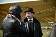 Hellmut Hirth (Christopher Korkisch) im Gespräch mit anderen Flugschüler