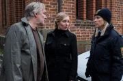 Polizistin Ida Sörensen (Marlene Morreis, r.e) muss sich vor Kommissarin Olsen (Katharina Heyer) und dem Vater der Entführten (Max Herbrechter) rechtfertigen.