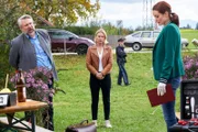 Am Tatort werden die Kommissare Stadler (Dieter Fischer, l.) und Winter (Vanessa Eckart, M.) von Pathologin Mai (Sina Wilke, r.) über die ersten Untersuchungsergebnisse informiert. Polizistin im Hintergrund: Komparsin.