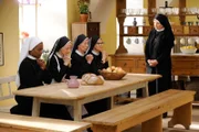 Die Mutter Oberin hält eine Strafpredigt (v.li.: Denise M'Baye, Emanuela von Frankenberg, Karin Gregorek, Andrea Sihler, Rosel Zech).