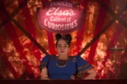 Dandy ist sich sicher, dass Suzi (Rose Siggins) und die anderen Freaks einfach nicht mehr interessant genug sind und darum keine Gäste mehr kommen. Doch mit seinen Änderungsvorschlägen sind die Freaks ganz und gar nicht einverstanden ...