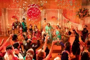 Basheer (Guz Khan, 3.v.hi.l.), Fatima (Rakhee Thakhrar, 4.v.hi.l.) und Nani (Shobu Kapoor, 5.v.hi.r.)