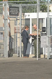 Ein überführter Mörder kann Patrick Jane (Simon Baker, l.) davon überzeugen, seine Unschuld zu beweisen. Dafür verspricht er ihm im Gegenzug Informationen über "Red John".