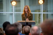 Julia (Esther Schweins) ist glücklich, dass mit der Jubiläumsfeier doch noch alles geklappt hat.