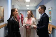 Lucie (Julia Wiedemann, l.) schürt auch Isabelles (Ania Niedieck) Sorge, als sie Kilian (Marc Dumitru) um juristische Hilfe bittet.