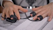 Ein sogenannter Lügendetektor überwacht den Verlauf von körperlichen Parametern. In Fachkreisen wird das Gerät als Polygraph bezeichnet, da es lediglich ein Hilfsmittel zur Aufzeichnung darstellt.