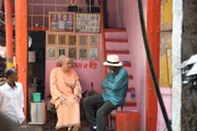 VARANASI, INDIEN - Morgan Freeman sitzt neben Swami Varishthananda in einem kleinen Café in Varanasi, Indien