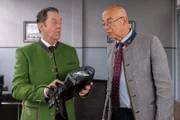 Karl Schretzmayer (Jürgen Tonkel, l.), Bürgermeister von Ganting, hofft, dass Polizeidirektor Achtziger (Alexander Duda, r.) Ermittlungen im Fall seines kaputten Autospiegels einleiten wird.