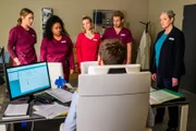 Das Pflegeteam muss bei Dr. Walden vorstellig werden, da Medikamente geklaut wurden. Von links: Elisabeth "Betty" Hertz (Henrike Hahn), Zoe Breitner (Catherine Chikosi), Mia Kunze (Antonia Döring), Dr. Julius Walden (Constantin Lücke), Lukas Hilpert (Niklas Löffler), Mechthild Puhl (Sybille J. Schedwill)