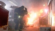 "Station 19", "Explosionsgefahr." Michael Dixon, der neue Feuerwehr-Chef von Seattle, stattet der Station 19 einen Besuch ab. Das Team reagiert skeptisch auf den Wechsel in der Führungsetage.