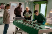 Ein ungewöhnlicher Fall für Charlotte (Cheyenne Pahde, l.), Tulani (Ben Andrews Rumler, 2.v.l.), Dörte (Petra Kleinert, 2.v.r.) und Leon (Florian Clyde, r.): In der Turnhalle der Moko wurden die menschlichen Überreste einer Frau gefunden.