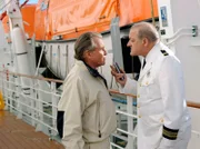 Schiffsoffizier Dochnal (Leonard Lansink) macht Bürgermeister Wöller (Fritz Wepper) klar, wer an Bord das Sagen hat - nämlich er.