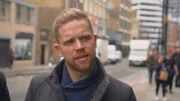 Für Jordan erfüllt sich ein Traum: Er wurde an der Uni in London angenommen, um Dramaturgie zu studieren. Er fühlt sich bereit, mit seinem Hund alleine in London zu wohnen. Sein Freund will ihn jedoch überreden, dass ein kleines Apartment nicht ausreicht.