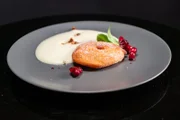 Apfel-Beignets mit Madeira-Zabaione, Cranberrys und Nüssen von Björn Freitag und Thomas Martin