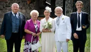 ARD/rbb KRAUSES BRAUT, Die Hochzeitsgesellschaft vor der Kirche: Horst Krause, Carmen-Maja Antoni, Angelika Böttiger, Tilo Prückner und Andreas Schmidt (v.l.n.r.)