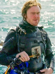 Diver ready to dive in.