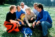 "Soko Kitzbühel", "Todessprung." Im Fallschirmspringer-Club "Sky Dive", kommt es zu einer Tragödie: Therese Aichhorn, die Millionenerbin und neue Club-Präsidentin, stürzt bei einem Absprung zu Tode. Zuvor war es zwischen ihr und drei passionierten Fallschirmspringern zu einem heftigen Streit gekommen: dem Bürgermeister Dr. Stefan Unger, dem Basejumper Freddie Pomper und dem Auracher Wirtshausbesitzer Wolfgang Mayr. Im Bild (v.li.): Thorsten Nindel, Guntram Brattia, Michael Greiling, Kristina Sprenger, Ferry Öllinger, Hans Sigl.