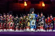In der unvergesslichen Show des diesjährigen Basel Tattoo werden die Zuschauer von den über 1000 Mitwirkenden aus fünf Kontinenten einmal rund um die Welt mitgenommen. Das Publikum erlebt ein regelrechtes Feuerwerk der Kulturen inklusive der heimischen Schweizer Volkskultur.