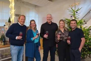 v.l.n.r.: Björn Freitag und Yvonne mit ihren Gästen Willicks, Alexander Hermann, Zora Klipp und Ali Güngörmüş. Alle freuen sich auf den festlichen Abend und haben weihnachtliche Tapas-Rezepte mitgebacht. Los geht es mit einem Weihnachts-Sangria.