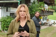 Eine Message auf ihrem Handy bringt Lena Lorenz (Judith Hoersch) in Bedrängnis, weil sie vor ihrem Freund Aaron Kolberg (Matthias Ziesing) etwas verbergen muss.