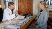 Der Bergdoktor Staffel 12 Folge 4 Intensives Gespräch: Hans Sigl als Bergdoktor Dr. Martin Gruber, Andrea Gerhard als Linn Kemper