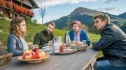 Der Bergdoktor Staffel 12 Folge 10 Am Familientisch: Ronja Forcher als Lilli Gruber, Heiko Ruprecht als Hans Gruber, Monika Baumgartner als Lisbeth Gruber, Hans Sigl als Bergdoktor Dr. Martin Gruber