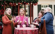 Vera, Uschi, Rosi und Ulla trällern fröhlich Veras Ohrwurm auf dem Weihnachtsmarkt. Von links: Vera (Sybille Waury), Uschi (Silke Popp), Rosi (Brigitte Walbrun), Ulla (Sabrina Dietel).