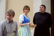 Maria und Pfarrer Neuner hoffen, durch die Kollekte am Ausgang den Falsch-Spender zu entlarven. Von links: Xaver (Michael Schreiner), Maria Kirchleitner (Daniela März) und Pfarrer Neuner (Peter Rappenglück).