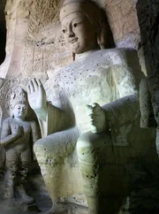 Die größte Höhle von Yungang blieb unvollendet. Diese Buddhafigur wurde in der frühen Tangzeit vor 1300 Jahren aus dem Sandstein gemeißelt.