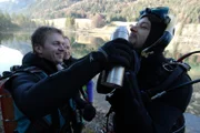 Der Tierfilmer Jan Haft (rechts) und seine Mitstreiter lassen sich in dem Film "Das erste Licht am Königssee" über die Schulter blicken und zeigen, wie Zeitraffer bei Inversionswetterlage in den Berchtesgadener Alpen entstehen.
