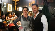 Servus Musikantenstammtisch Moderatoren Conny Bürgler und Richard Deutinger posieren für ein Foto