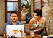 Schöni Uussichte El niño im Anmarsch - Sitcom Staffel 1, Episode 11 Kiki möchte von Carlos ein Kind, damit sie auf die Titelblätter der gelben Presse kommt.: Er wehrt sich: "Ich bin doch kein Samenspender!"; Leonardo Nigro als Carlos Rodriguez, Martina Schütze als Sophie Müller, Anouschka Renzi als Kiki.