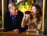 Max (Ken Howard) ist stolzer Barbesitzer. Doch ohne die Hilfe seiner Tochter Jordan (Jill Hennessy) hätte die Eröffnung nicht stattfinden können.


+++