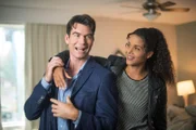 Harley Carter (Jerry O'Connell, l.) und Detective Sam Shaw (Sydney Tamiia Poitier, r.)

+++
